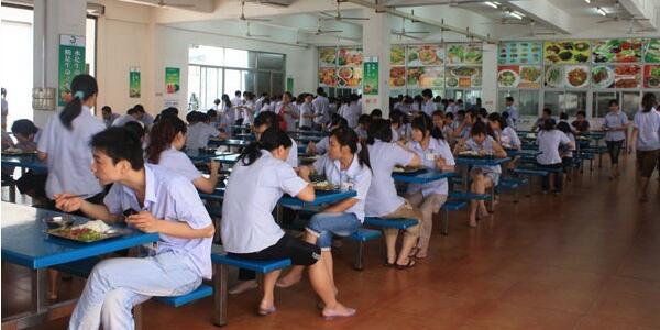 選擇將內部食堂對外承包能對企業帶來哪些好處？